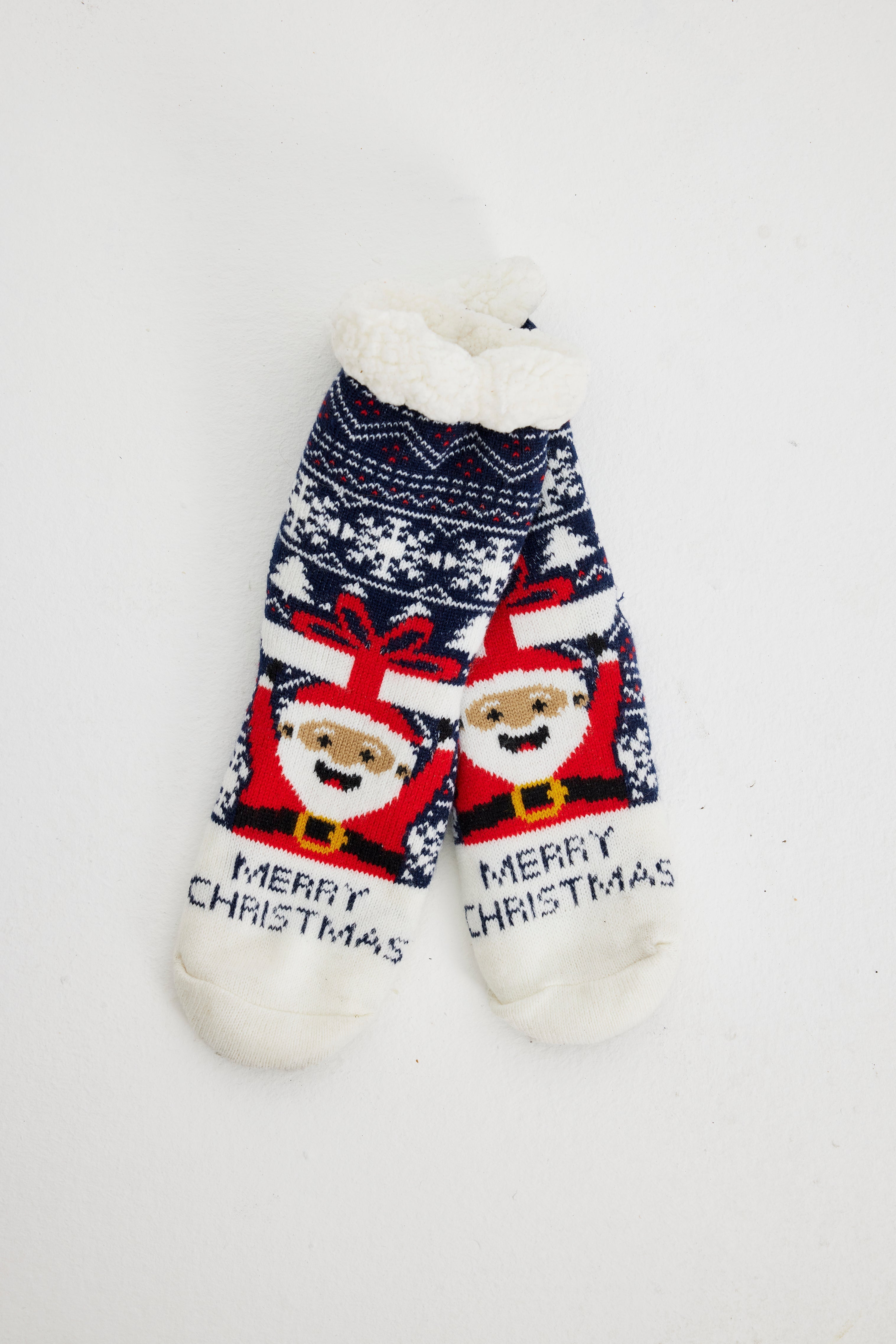 Blå julstrumpor med jultomten och snöflingor på.